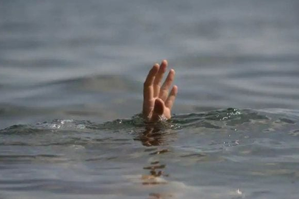 நீச்சல் தடாகத்தில் குளித்து கொண்டிருந்த இளைஞன் மரணம் | A Young Man Died While Bathing In A Swimming Pool