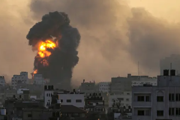 இஸ்ரேல் சென்ற கப்பல் மீது ஹவுதி அமைப்பினர் தாக்குதல் | Houthi Attack On Red Sea