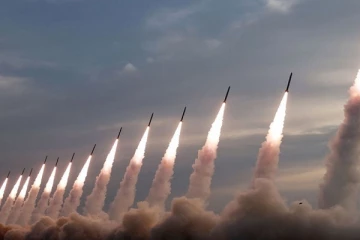 வட கொரியா புதிய சூப்பர்-லார்ஜ் ராக்கெட் பீரங்கி அமைப்பை சோதனை