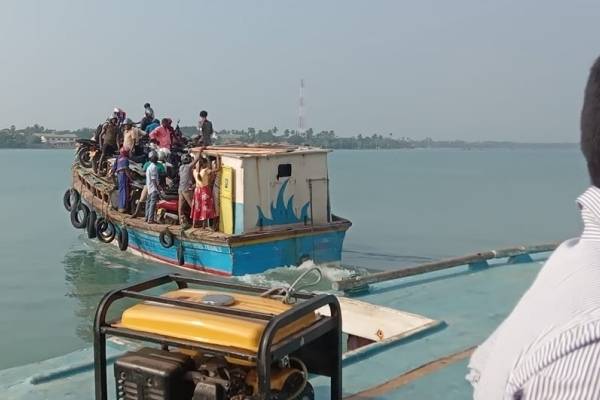 யாழில் அதிகாரி அசமந்தம்; கடமைக்கு செல்லமுடியாது தவித்த அரச உத்தியோகஸ்தர்கள்!(Photos) | Kayats Urgavariurai Ferry Service Suspended