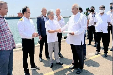இந்திய எரிபொருள் கப்பலை வரவேற்க கொழும்பு துறைமுகம் வந்த அமைச்சர்