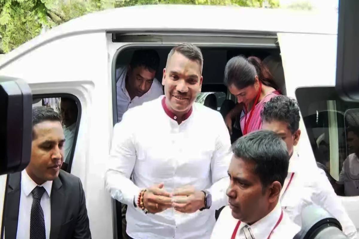 சிறையிலுள்ள நாமல் ராஜபக்‌சவை நேரில் சென்று பார்வையிட்டார் மகிந்த ராஜபக்‌ச | Mahinda Rajapaksa Visited Namal Rajapaksa Prison