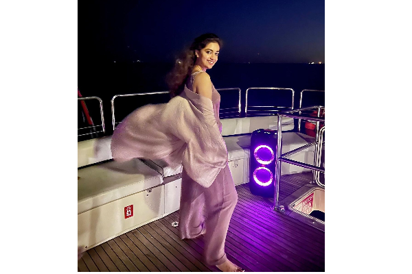 நடு கடலில் நடிகை கீர்த்தி சுரேஷ்.. எப்படி போஸ் கொடுத்துள்ளார் பாருங்க | Keerthy Suresh Recent Pic In Boat