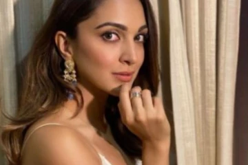 என்னோடு நின்று கொல்லடி விலகி செல்ல வேண்டுமோ? - கியாரஅத்வானியின் அழகிய புகைப்படங்கள்