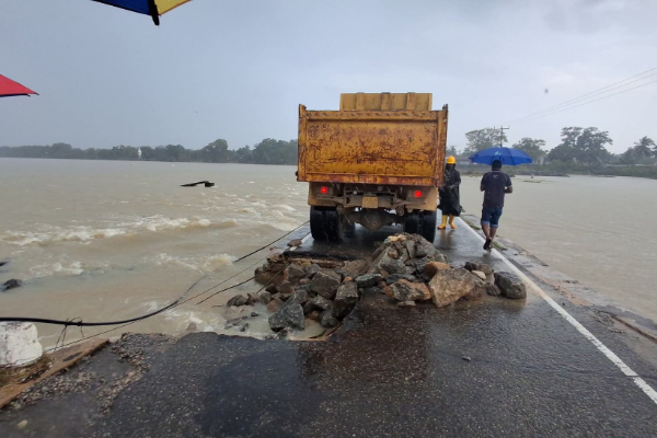 இரு துண்டுகளாக பாலம் ; இரவு பகலாக போக்குவரத்தை சீர் செய்யும் பணி தீவிரம் | Traffic Management Work In Full Swing Day Night
