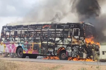 நடுரோட்டில் எரிந்த பேருந்து; உடல் கருகி பலி - மொத்த பயணிகள் நிலை?