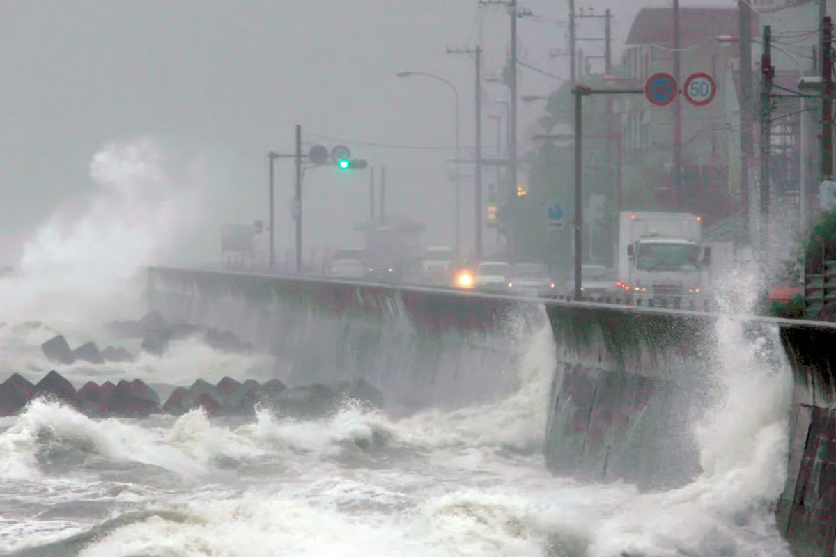 ஜப்பானில் 7.4 ரிக்டர் அளவில் சக்திவாய்ந்த நிலநடுக்கம் ; சுனாமி எச்சரிக்கை; பீதியில் மக்கள் | 7 4 Magnitude Earthquake Japan Tsunami Warning