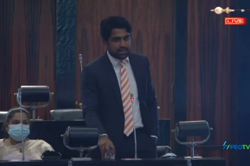 "අගමැතිකම හරි කමක් නැ තීන්දු අරගෙන ඒ තනතුරු නැවත දෙන්නම්..., පාර්ලිමේන්තුවේ පසුපෙළ මන්ත්රීවරුන් කීදෙනෙක් රස්තියාදු ගගහ ඉන්නව ද..? ඔවුන්ගෙන් වැඩක් ගන්නේ නැහැ." මන්ත්රී උද්දික ප්රේමරත්න අගමැතිකම උවද ඉල්ලයි...(VIDEO)