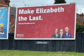 மகாராணியாரின் பவள விழா நேரத்தில் பிரித்தானியா முழுவதும் வைக்கப்பட்டுள்ள போஸ்டர்களால் பரபரப்பு