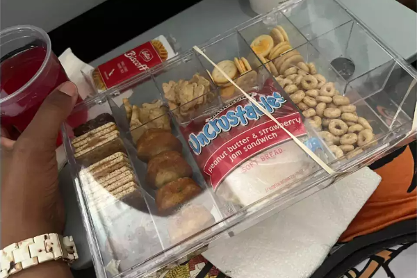 அமெரிக்க விமானத்தில் குழந்தையின் உணவை பறித்த பணிப்பெண் | Flight Attendant Steals Kids S Food On Us Airlines