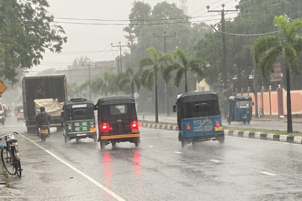 இலங்கையின் தென்கிழக்கே நிலைகொண்டுள்ள சுழற்சி! மட்டக்களப்பில் வெள்ளத்தில் மூழ்கிய பகுதிகள் | Batticalo Flooded Areas