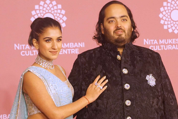 தங்க நிறத்தில் ஆடம்பர கார் வாங்கியுள்ள ஆனந்த் அம்பானி.. விலை தெரிந்தால் ஷாக் ஆகிடுவீங்க | Anant Ambani New Gold Color Car In His Collection