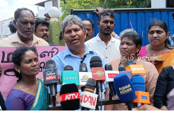 கரைச்சி பிரதேச சபையின் தவிசாளருக்கு எதிரான கவனயீர்ப்பு போராட்டம்! | Protest Against Karaichi Pradeshiya Secretary