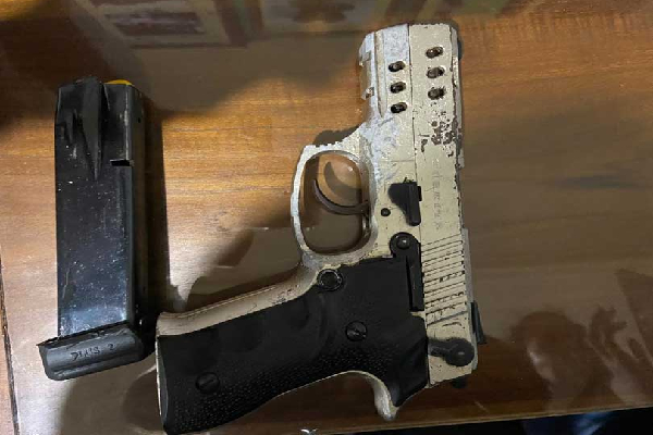 சிறைச்சாலை அதிகாரியின் வீட்டிலிருந்து கண்டுபிடிக்கப்பட்ட பயங்கர ஆயுதங்கள் | Firearms And Drugs Were Found Jailer S House