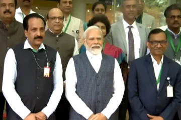 இஸ்ரோ விஞ்ஞானிகளை நேரில் சென்று கௌரவித்த பிரதமர் மோடி