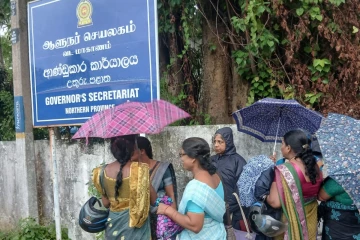 வடக்கில் முறையற்ற ஆசிரிய இடமாற்றம் - ஆளுநர் அலுவலகம் முன்பாக கொட்டும் மழையில் போராட்டம்
