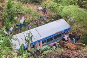 பள்ளத்தில் கவிழ்ந்த பேருந்து ; ஒருவர் பலி ; 22 பேர் காயம்