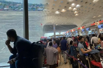 இலங்கையர் உட்பட இரண்டு இளைஞர்கள் விமான நிலையத்தில் கைது