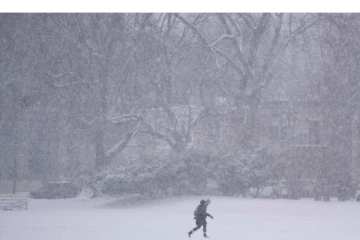 ரொறன்ரோவை தாக்கும் பனிப்புயல்!