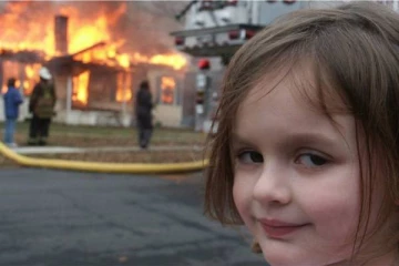 கொளுந்துவிட்டு எரியும் வீட்டின் முன் சிரிந்தபடி நின்ற பெண் குழந்தை! சமுகவலைதளத்தில் வைரலாகும் புகைப்படம்!