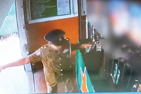 சீருடையில் காவல்துறை பொறுப்பதிகாரியின் செயல்: உடன் எடுக்கப்பட்ட நடவடிக்கை | Vakere Ip Suspended For Taking Alcohol By Force