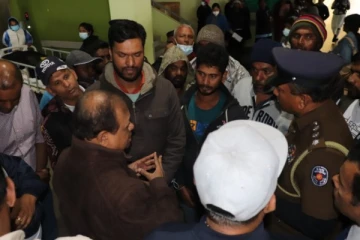 බස් අනතුරෙන් තුවාල ලැබූවන් බැලීමට නුවරඑළයට ආ විශේෂ පුද්ගලයා - (PHOTOS)