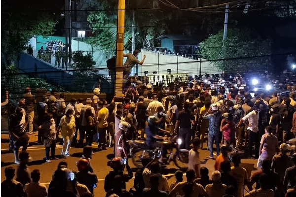 அதிபர் ராஜபக்சே வீடு முற்றுகை...வீதியில் இறங்கிய பொதுமக்கள் - இலங்கையில் தொடர் பதற்றம்..! | Seige President Rajapaksa S House Srilanka