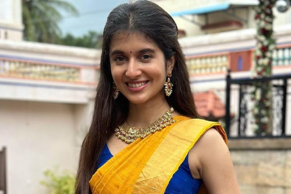 நடிகர் விஜய்யின் ரீல் தங்கையா இது!! கிளாமரில் முன்னணி நடிகைகளையே மிஞ்சிவிட்டாரே | Vijay Reel Sister Sanjana Sarathy Glamour Photos