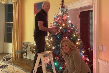 மனைவியுடன் சேர்ந்து கிறிஸ்துமஸ் பண்டிகையை கொண்டாடிய ஜோ பைடன்!