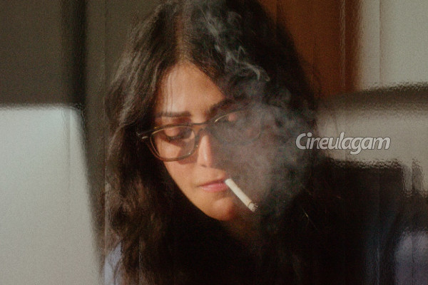 வாயில் சிகரெட் உடன் ஸ்ருதி ஹாசன்.. வெளியான படத்தின் போஸ்டர் | Shruti Haasan In Aakasamlo Oka Tara