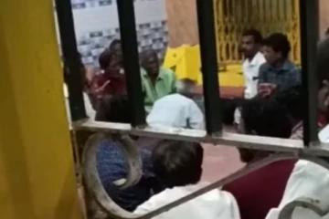 காலில் விழுந்து மன்னிப்பு கேள்..மறுத்தால் ஊரை விட்டு ஒதுக்குவோம்! -நெல்லையில் கொடூரம்