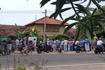 நானாட்டான் கமநல கேந்திர நிலையத்தில் ஒன்றுக்கூடிய  நூற்றுக்கும் மேற்பட்ட மக்கள்