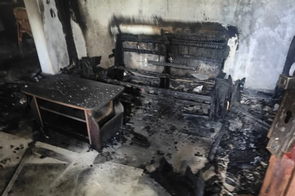 குடும்ப தகராறில் வீட்டுக்கு தீ வைத்த நபர் | Man Sets House On Fire Over Family Dispute