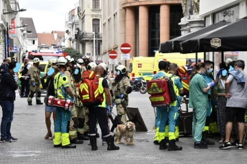 கஃபே கடைக்குள் வேகமாக புகுந்த வேன்...விபத்தா அல்லது தாக்குதலா என ஆய்வாளர்கள் விசாரணை