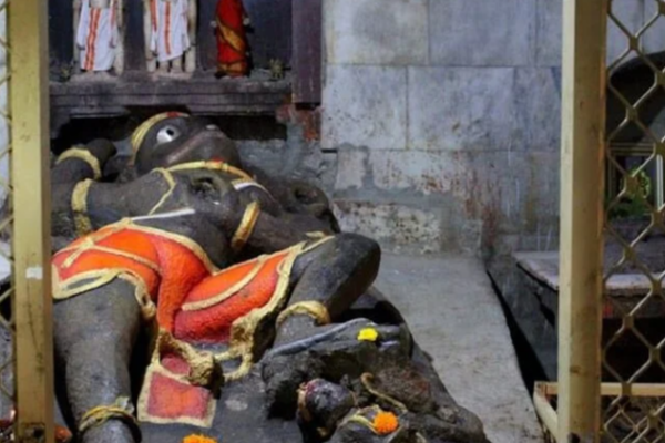 சனி பகவானை வாலால் கட்டிவைத்திருக்கும் அனுமன்- சனி தோஷம் போக்கும் ஆலயம் | Motha Maruti Hanuman Temple Lonar History