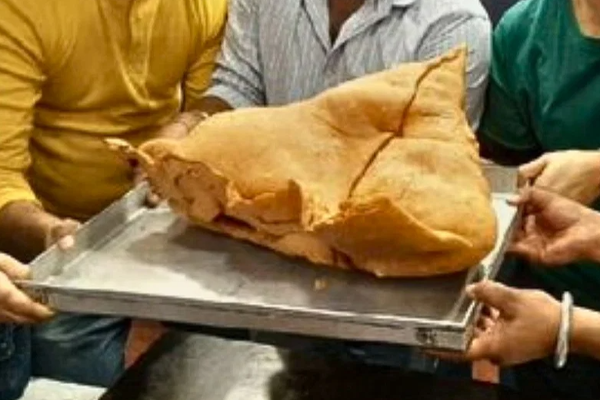 கரும்பு தின்ன கூலியா.... சமோசா சாப்பிட்டால் வெகுமதி; தலைசுற்றவைக்கும் பரிசுத்தொகை! | Reward Eating Baahubali Samosa Dizzying Prizes