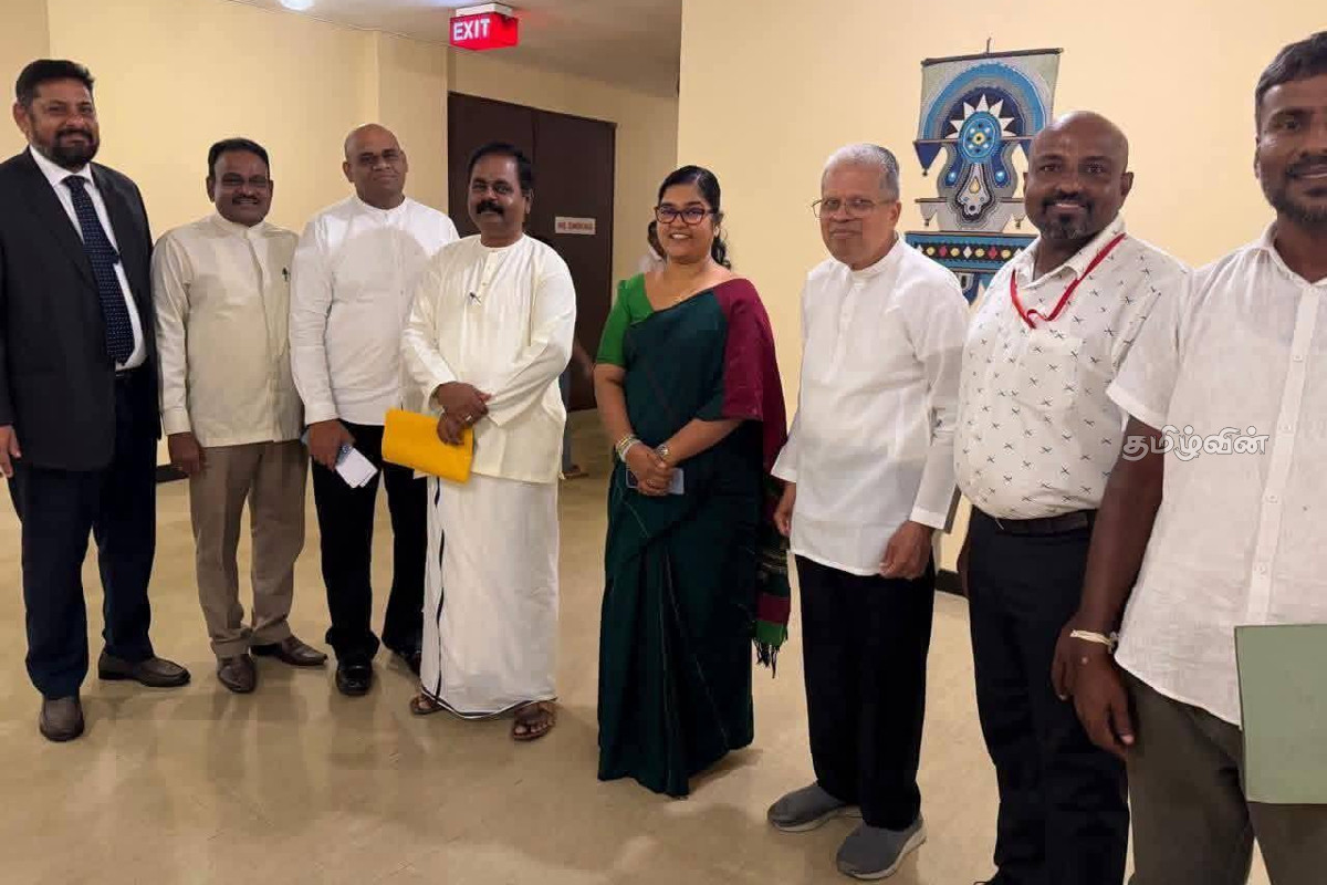 கல்முனை ஆதார வைத்தியசாலை விவகாரம்: சுகாதார அமைச்சருடன் தமிழ் எம்.பிக்கள் அவசர சந்திப்பு | Kalmunai Hospital Nurses Uniform Dispute Resolved கல்முனை ஆதார வைத்தியசாலை விவகாரம்: சுகாதார அமைச்சருடன் தமிழ் எம்.பிக்கள் அவசர சந்திப்பு | Kalmunai Hospital Nurses Uniform Dispute Resolved