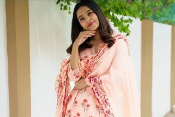 போட்டோ ஷுட் பெயரில் கிளாமர் ரூட்டுக்கு வரும் நடிகை வாணி போஜன்- லேட்டஸ்ட் போட்டோஸ்