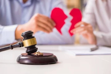 25 ஆண்டு திருமண வாழ்க்கை - கணவர் கேள்வி கேட்கிறார்.. விவாகரத்து கோரும் பெண்!