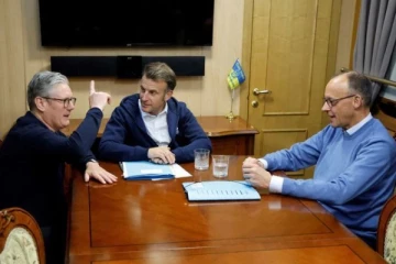 கமெராவைக் கண்டதும் மேக்ரான் மறைத்த பொருள்: பரபரப்பாகியுள்ள இணையம்