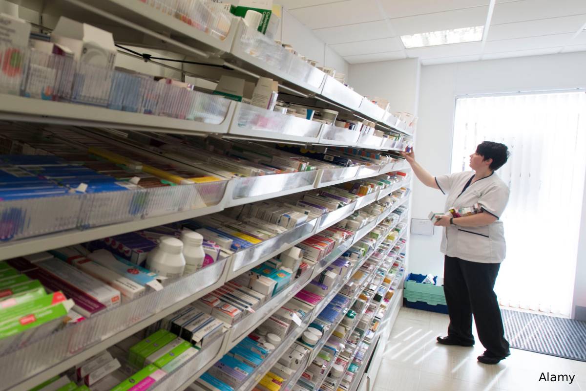 ஈரான் போர்: பாராசிட்டமால் மாத்திரை விலை கணிசமாக அதிகரிப்பு | Pharmacies Warn Iran War Push Druge Price Rise