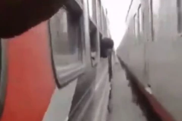 அலற விட்டு மின்னல் வேகத்தில் ஓடும் வெள்ளை குதிரை! துணிகர செயலால் மிரண்டு போன மில்லியன் பேர்