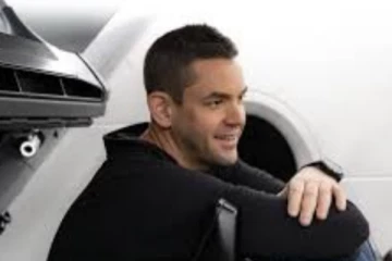 விண்வெளி செல்வதற்காக விண்கலத்தை விலைக்கு வாங்கிய தொழிலதிபர்