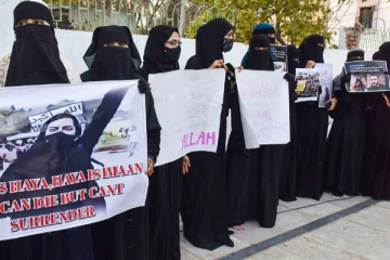 கர்நாடகாவில் நாளை தொடங்குகிறது 10-ஆம் வகுப்பு பொதுத்தேர்வு - ஹிஜாப் அணிய தடை..!