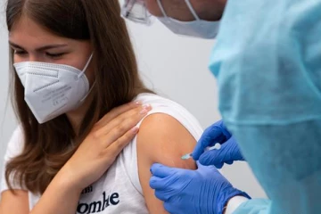 பதின்ம வயதினருக்கு கொரோனா தடுப்பூசி போட ஜேர்மன் நிபுணர் எதிர்ப்பு