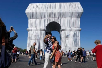 பிரான்ஸ்: பிளாஸ்டிக்கால் போர்த்தப்பட்ட பாரிஸின் Arc de Triomphe! எதற்காக தெரியுமா?