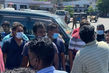 கொட்டாஞ்சேனையில் வீதியை மறித்து எதிர்ப்பில் ஈடுபடும் சாரதிகள் (Video)