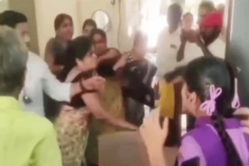 நோட்டு புத்தகத்தில் இருந்த காதல் கடிதம் - பெற்றோர் ஆசிரியை இடையே மோதல்..!