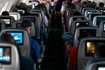 விமானத்தில் இலங்கையரின் பொருட்களை திருடிய சீனர்கள்