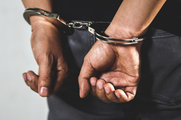 சிறையில் இருந்து வெளியே வந்ததும் தாக்குதல் - இருவரும் பொலிசாரால் கைது! | Prisoner Attacks With Brother Arrested
